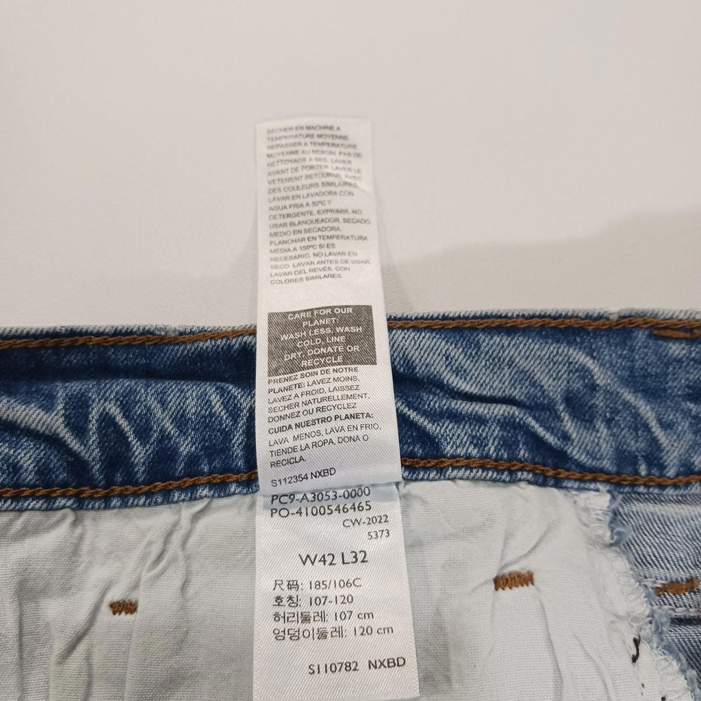 Signature Levi's Men's W42 L32 Fits (40×31) Cotton Blend Slim Straight Jeans